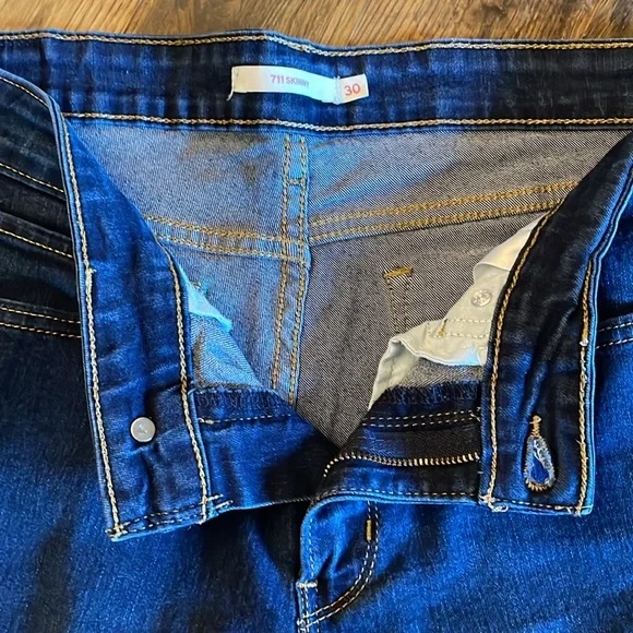 Levi's Women's Dark Blue 711 Skinny Jeans - Picture 11 of 16